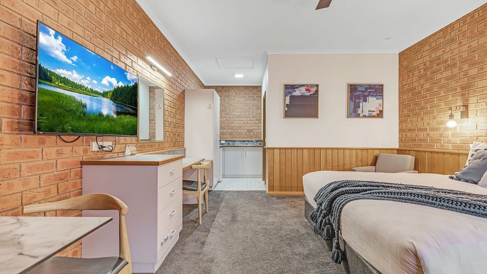 Golden River Motor Inn Executive Room, 1 King Bed 9