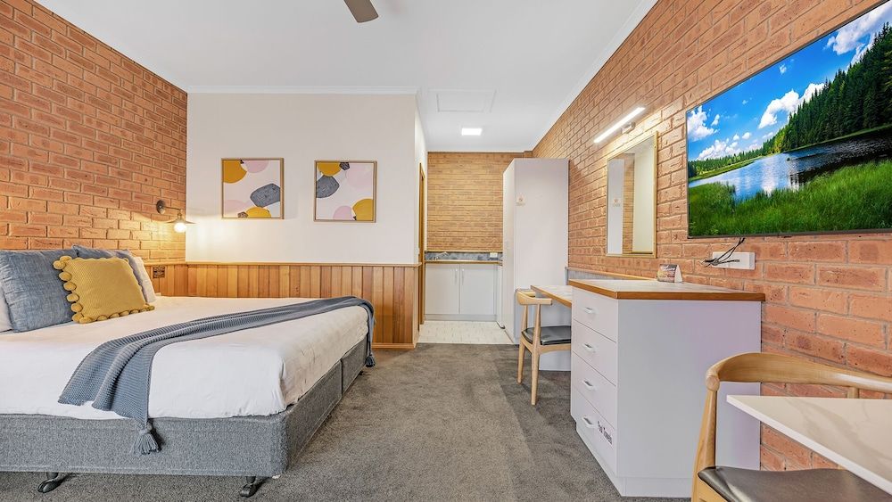 Golden River Motor Inn Executive Room, 1 King Bed 8