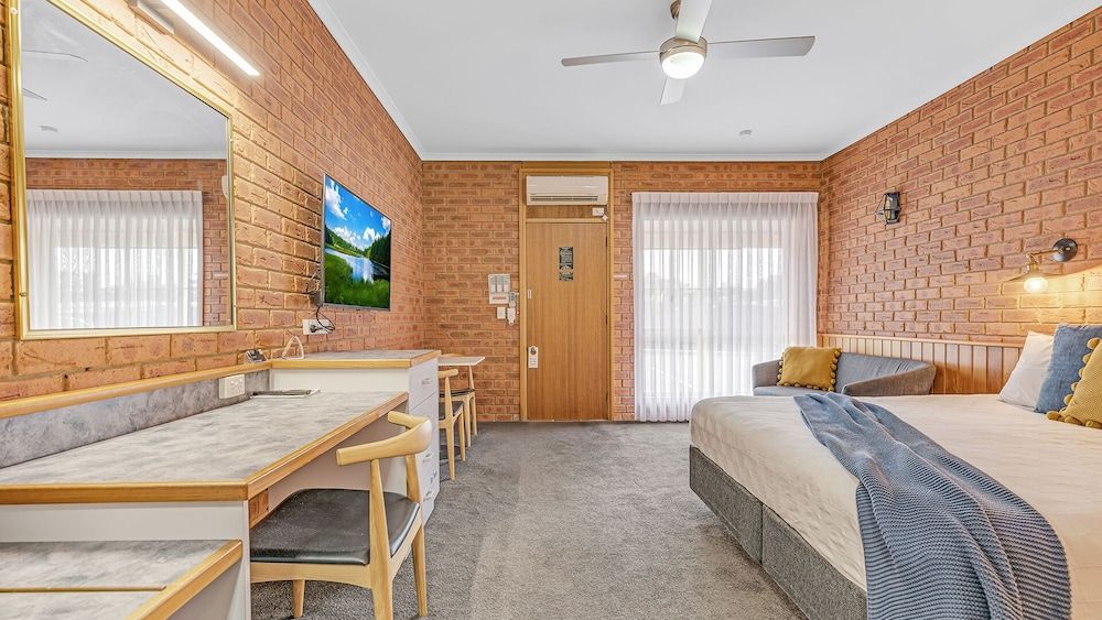 Golden River Motor Inn Executive Room, 1 King Bed 11