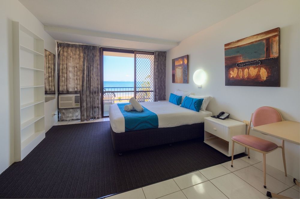 Bayview Tower Twin Room with Ocean View 4