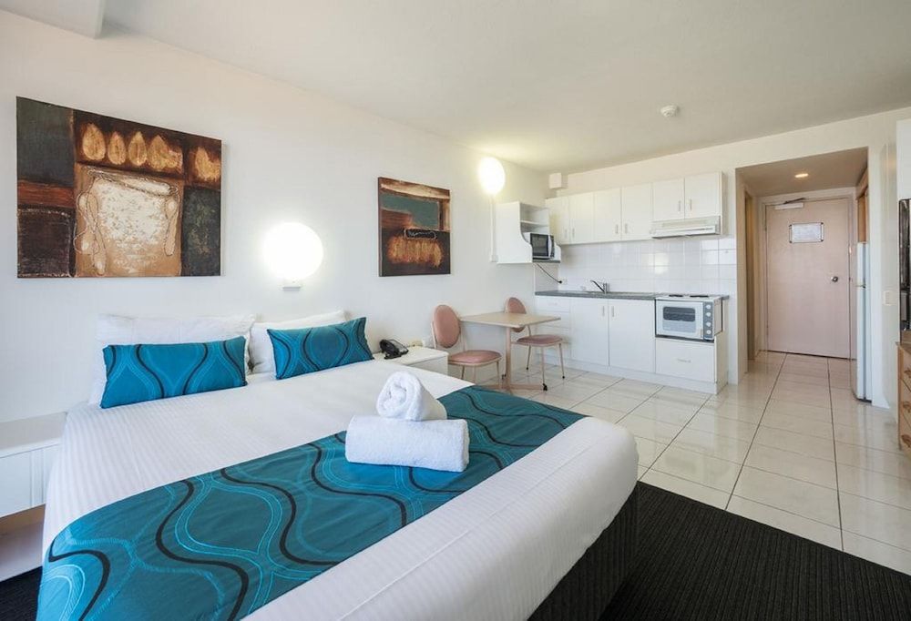 Bayview Tower Twin Room with Ocean View 3