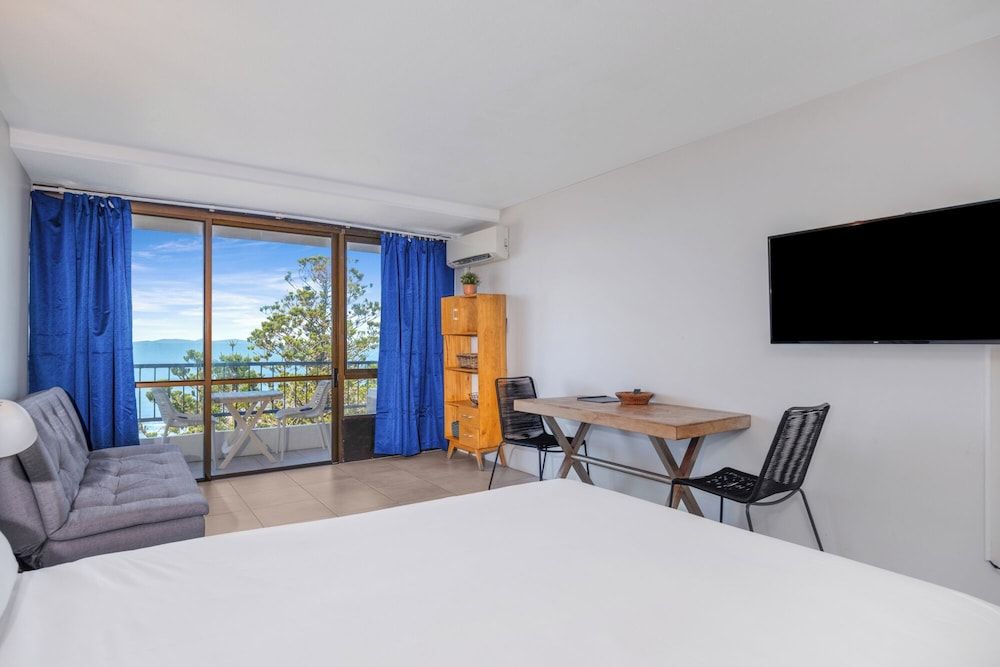 Bayview Tower Premium Queen with Ocean View 4