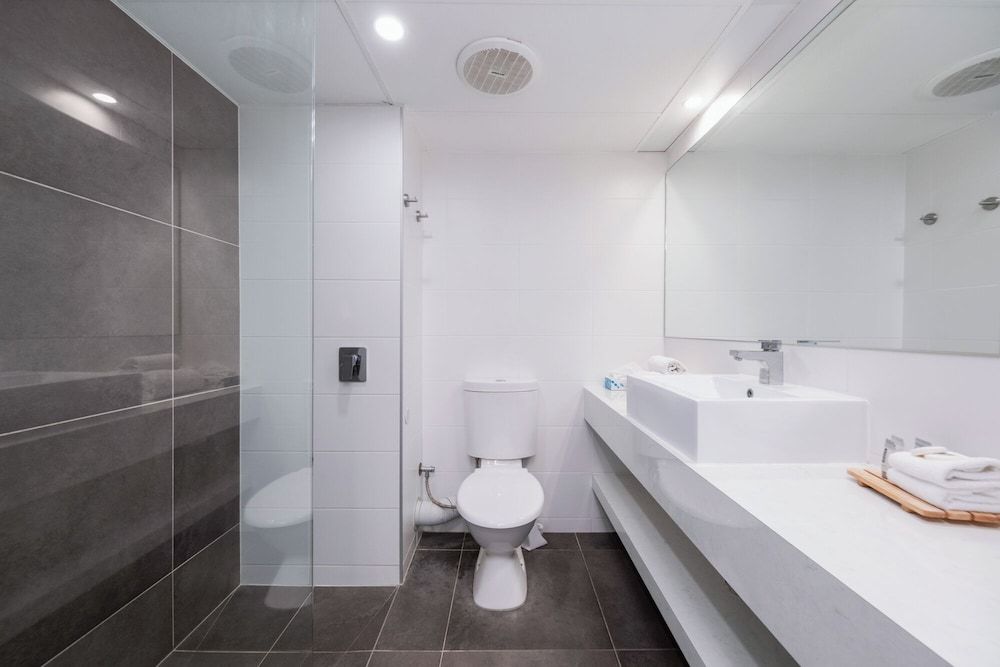 Bayview Tower Premium Queen with Ocean View 3