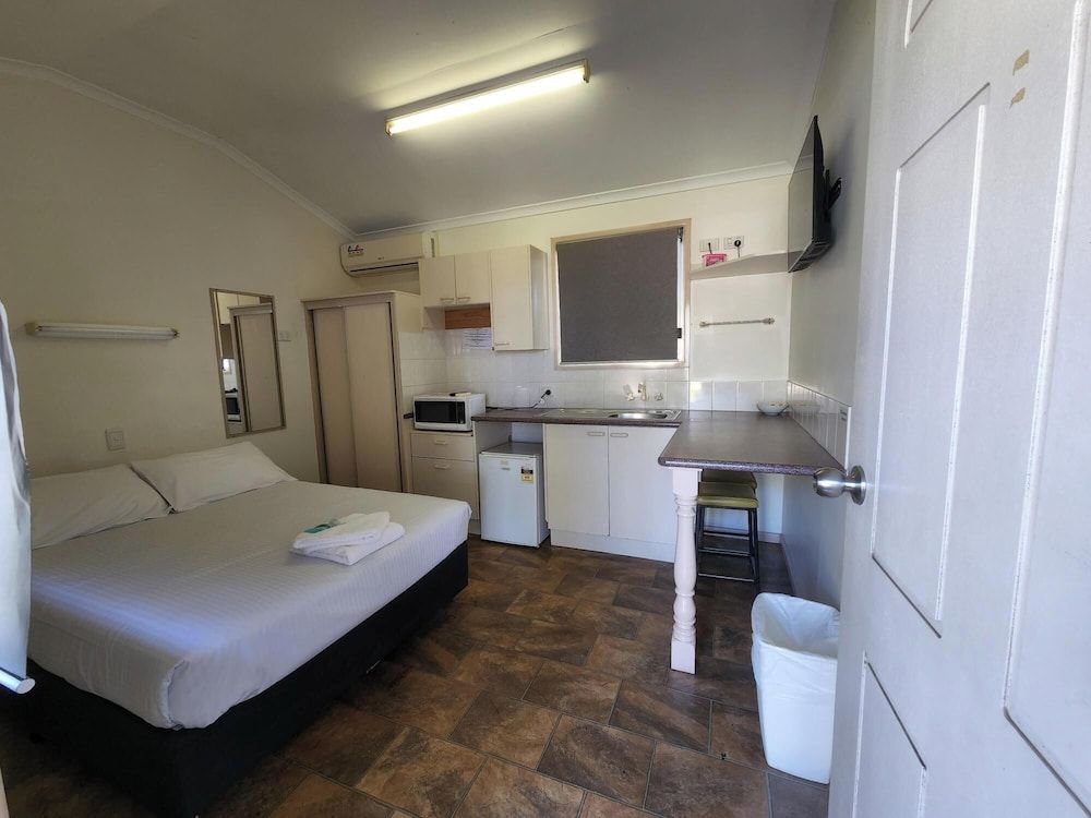 Glenwood Tourist Park & Motel Basic Room (Glendale Special) 2