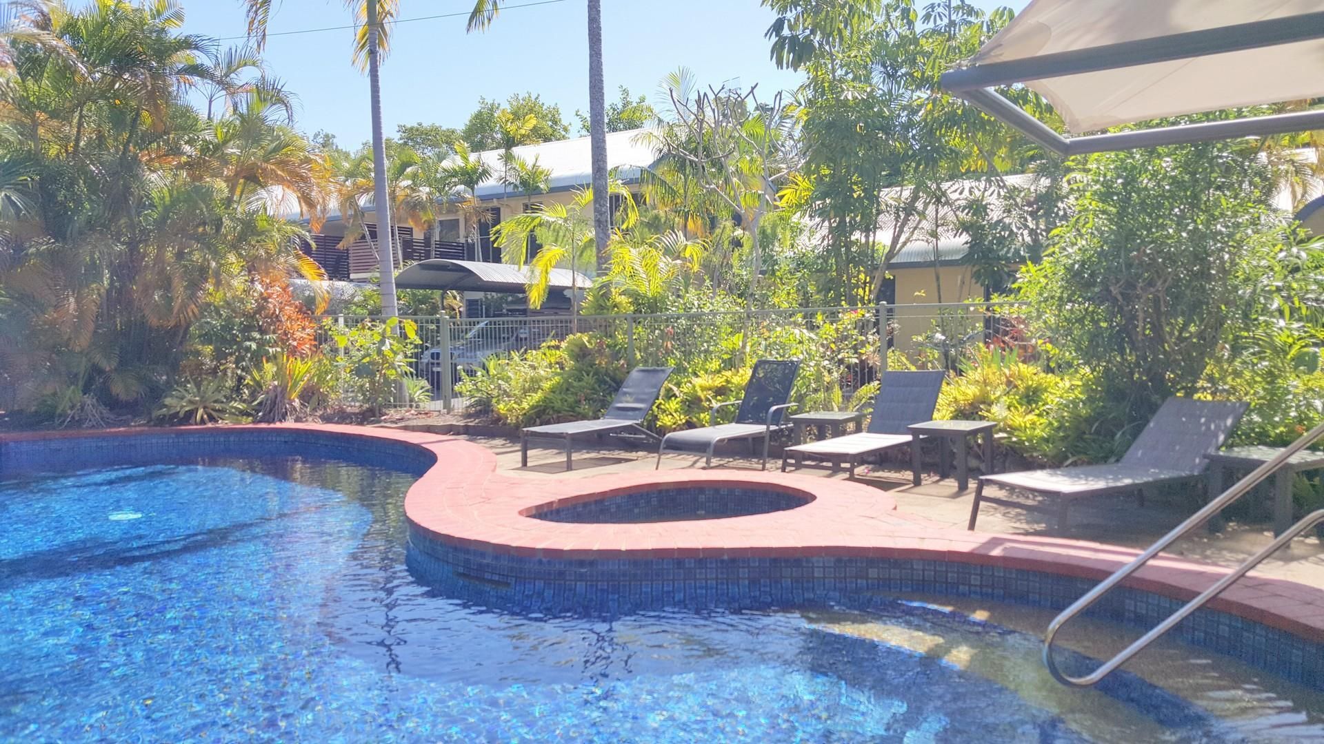 swimming pool [outdoor]