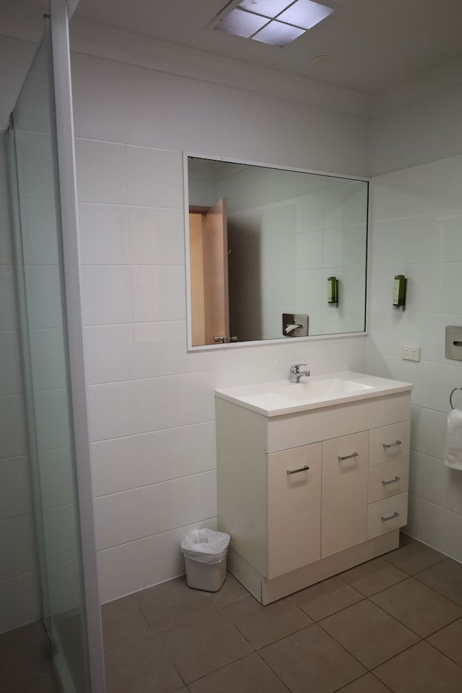 Sun Palms Motel Deluxe Room 4