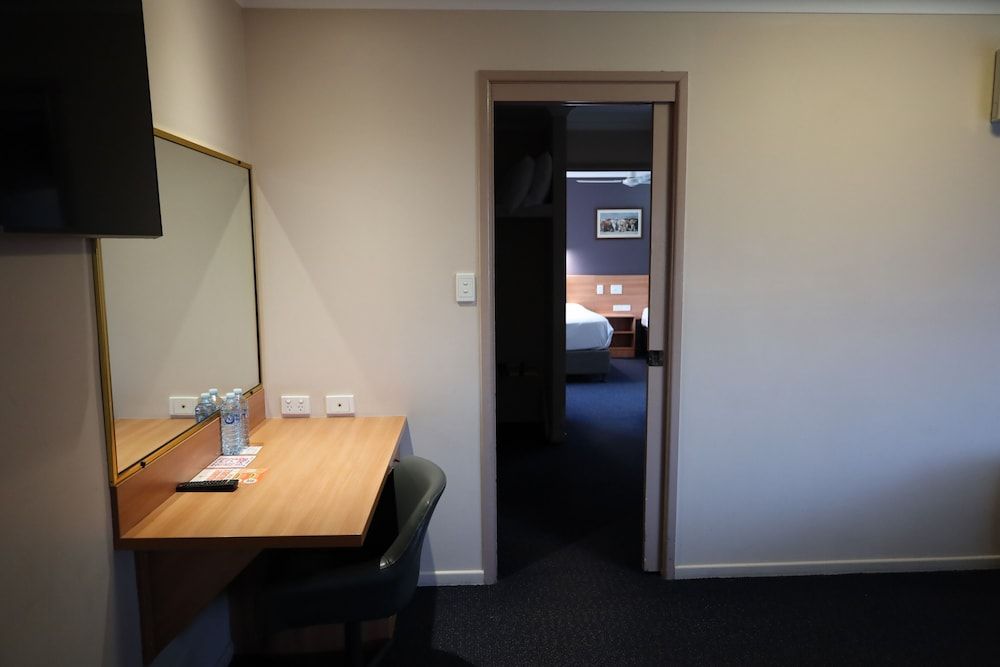 Sun Palms Motel Family Room (Family  Room) 9