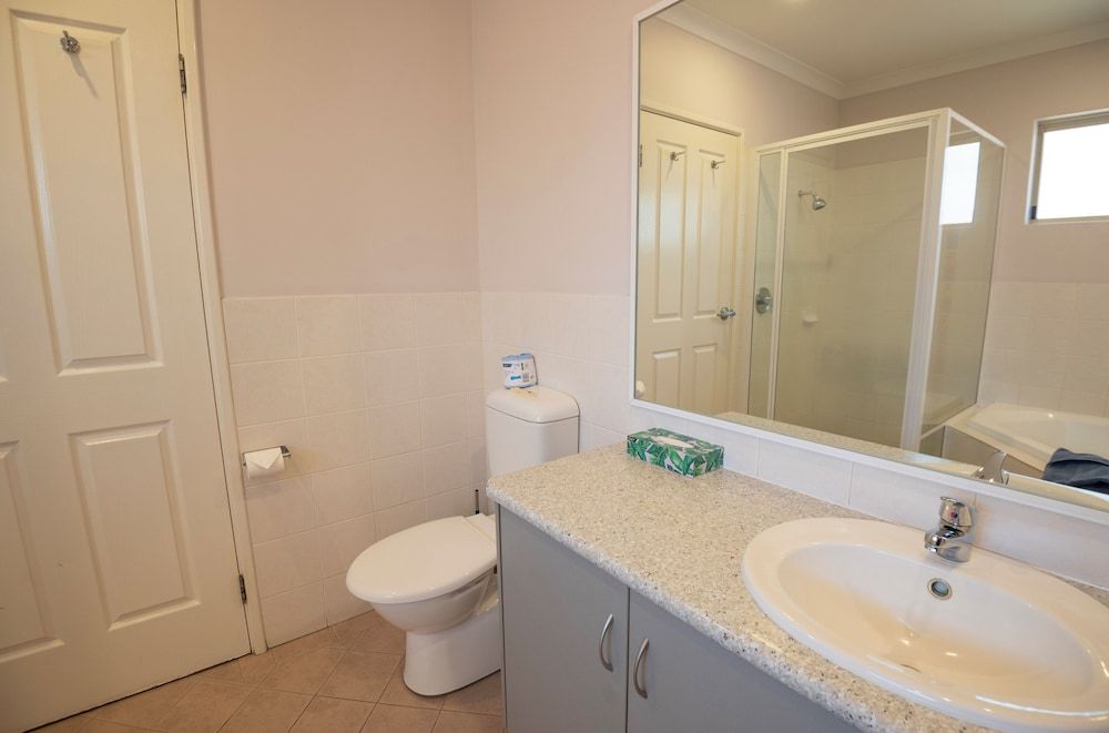 Bunbury Apartment Motel Studio, 1 Queen Bed, Non Smoking, Kitchenette 5