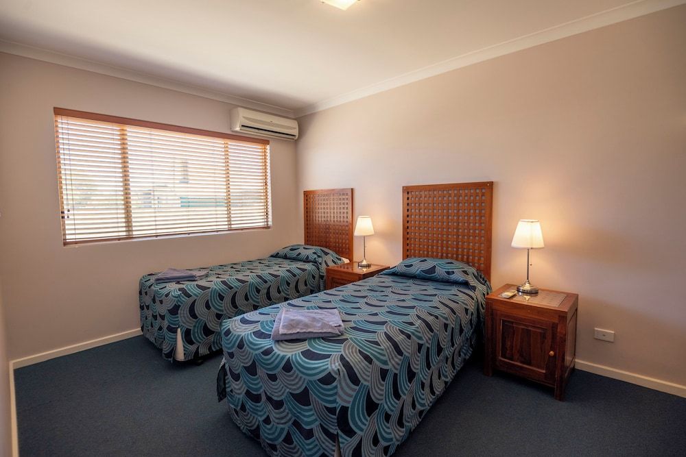 Bunbury Apartment Motel Apartment, 2 Bedrooms, Non Smoking, Kitchenette 4