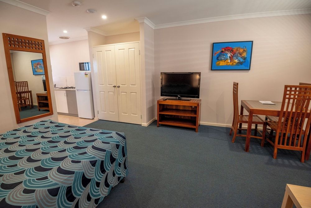 Bunbury Apartment Motel Studio, 1 Queen Bed, Non Smoking, Kitchenette 8