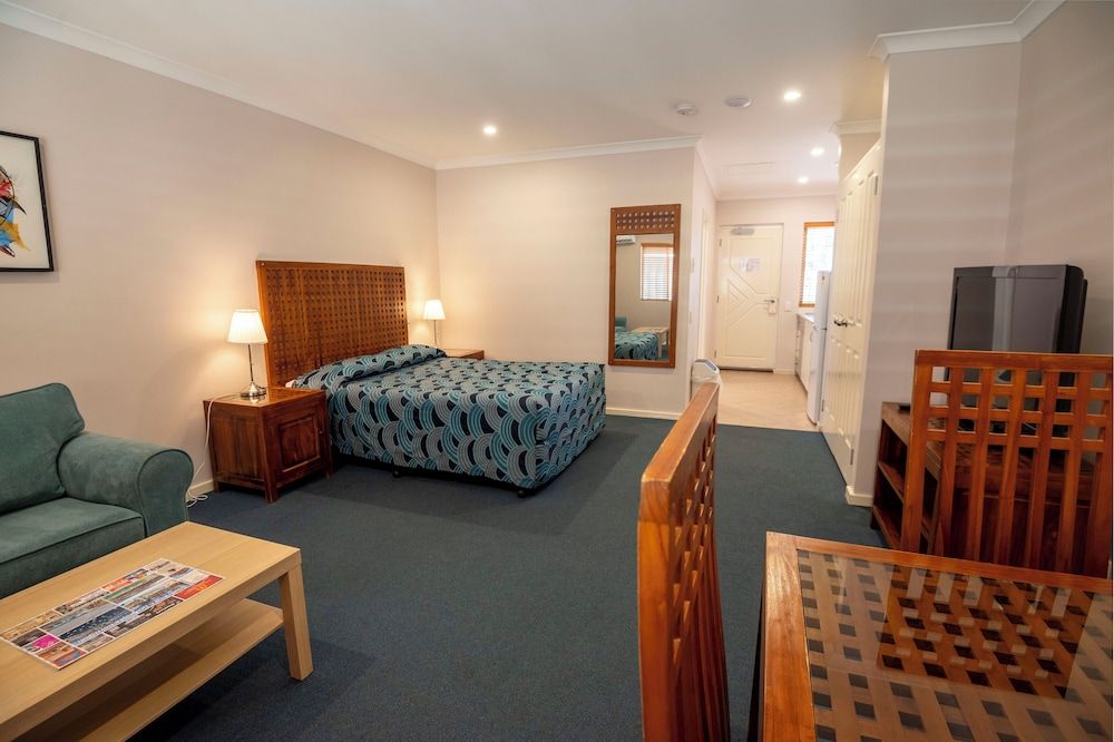 Bunbury Apartment Motel Studio, 1 Queen Bed, Non Smoking, Kitchenette 2