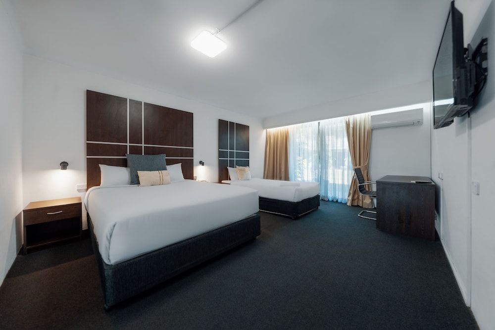 Queen and Single Room