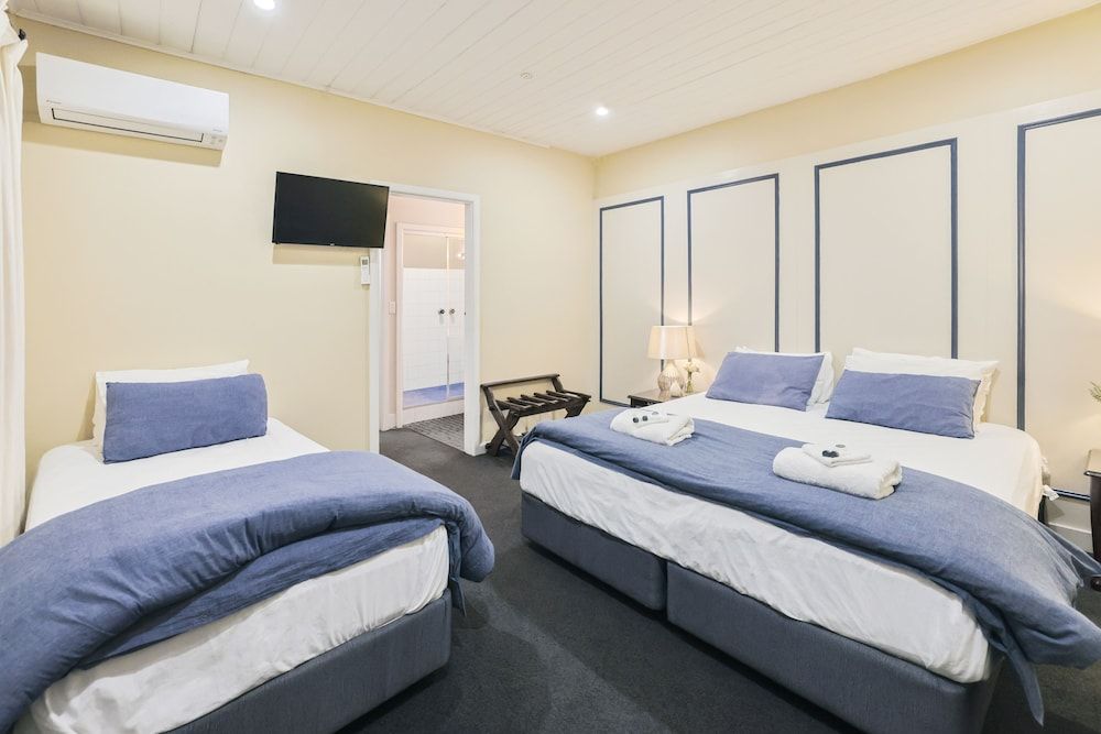 Peel Inn Nundle Family Room, Ensuite 5