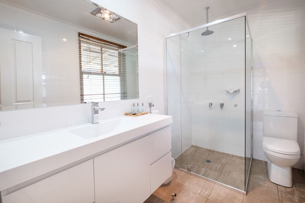 Peel Inn Nundle Family Room, Ensuite 8