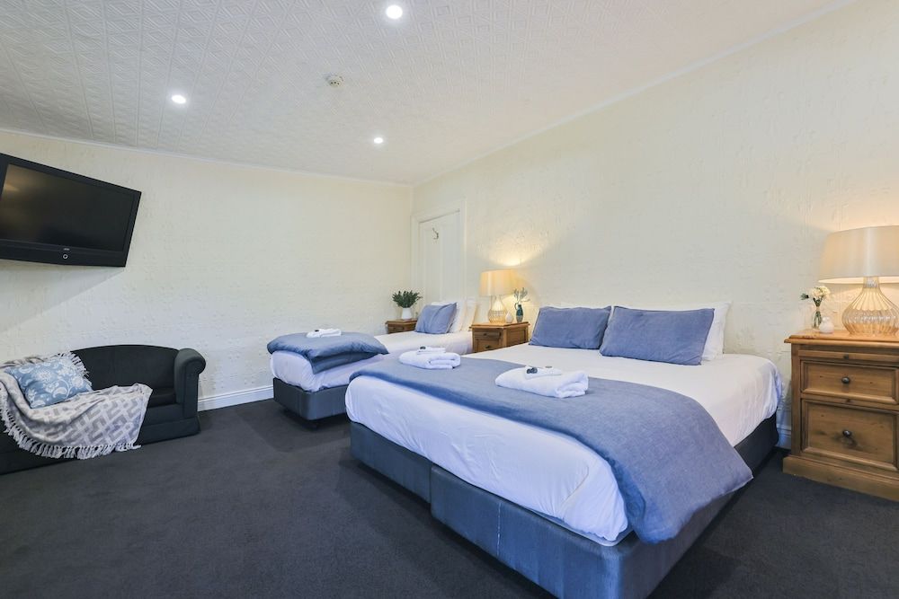 Peel Inn Nundle Family Room, Ensuite