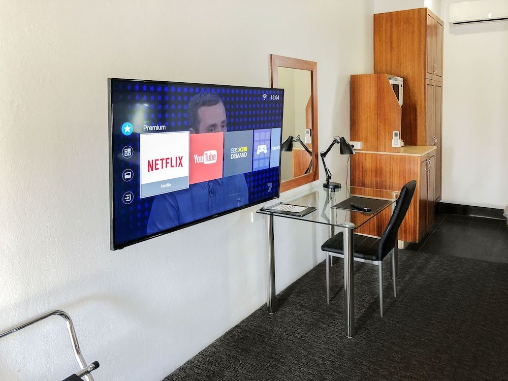 The Leeton Heritage Motor Inn Superior Room, 1 Queen Bed 4