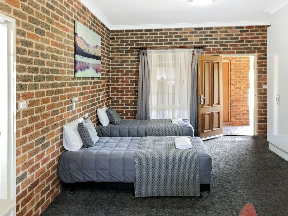 The Leeton Heritage Motor Inn Family Room, Multiple Beds 2