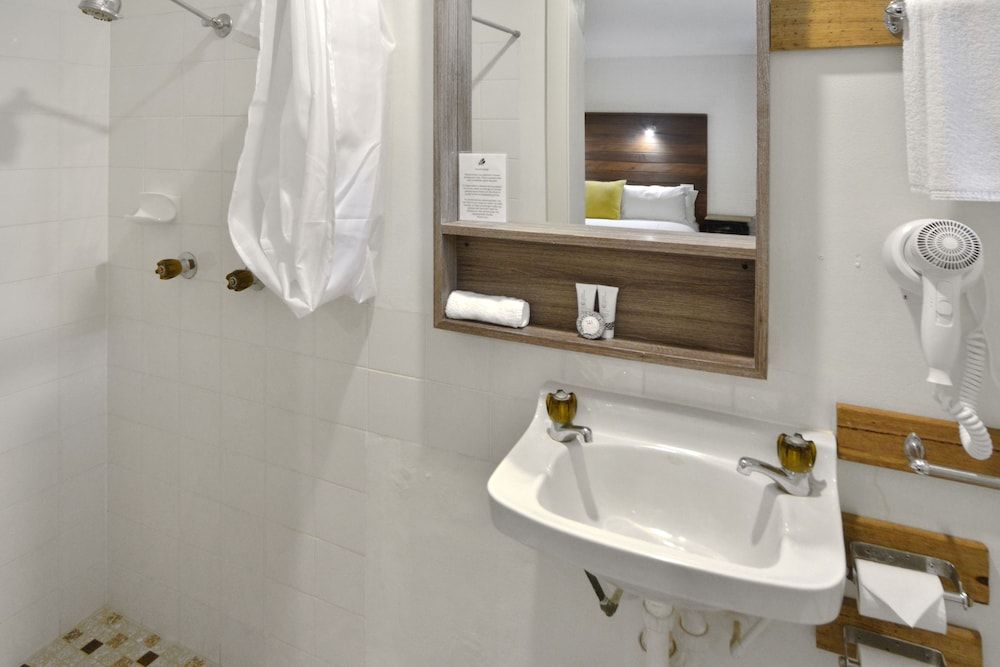 Pleasant Way River Lodge Deluxe King Room 2