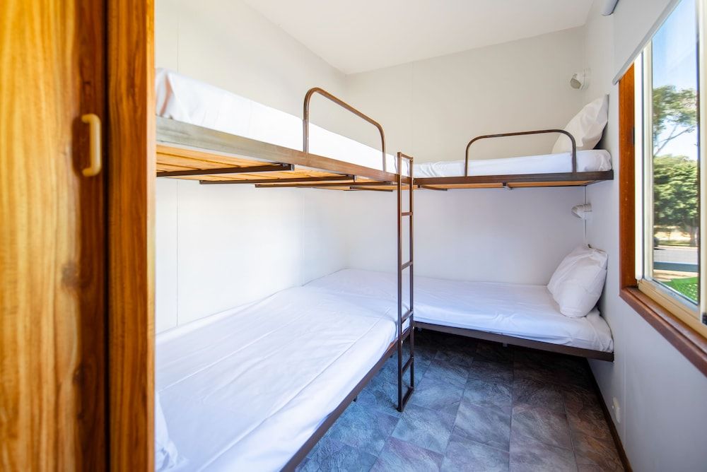 Echo Holiday Parks - Naracoorte Family Cabin - Sleeps 6 3