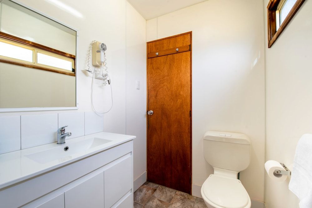 Echo Holiday Parks - Naracoorte Standard Cabin 10