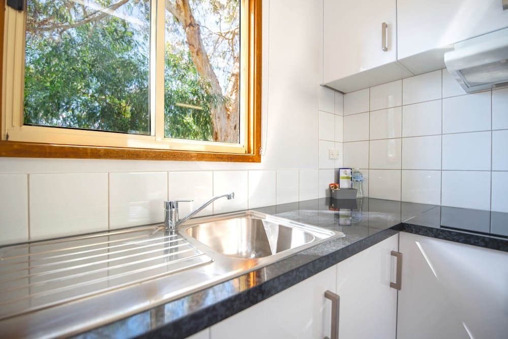 Echo Holiday Parks - Naracoorte Family Cabin - Sleeps 6 8