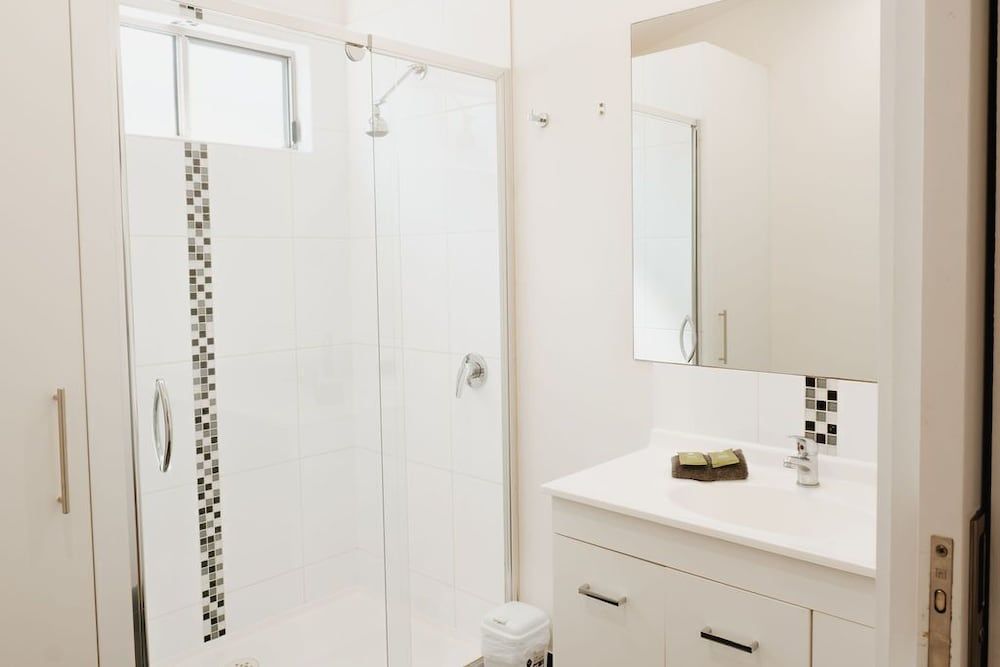 Port Fairy Holiday Park Deluxe Villa, 2 Bedrooms 3