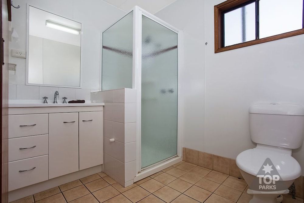 Port Fairy Holiday Park Family Cabin, 2 Bedrooms 3