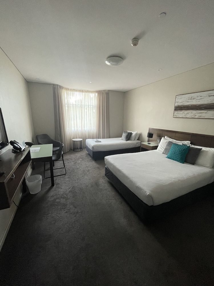 Sfera's Park Suites & Convention Centre Queen Single Spa Suite Parkview 4