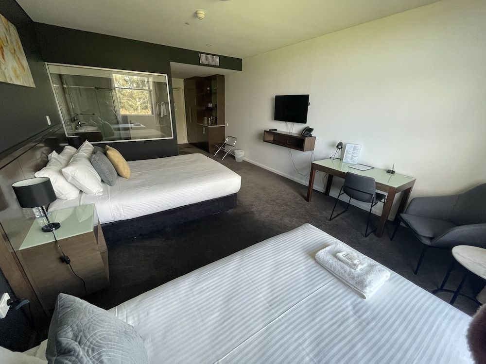 Sfera's Park Suites & Convention Centre Queen Single Spa Suite Parkview 2