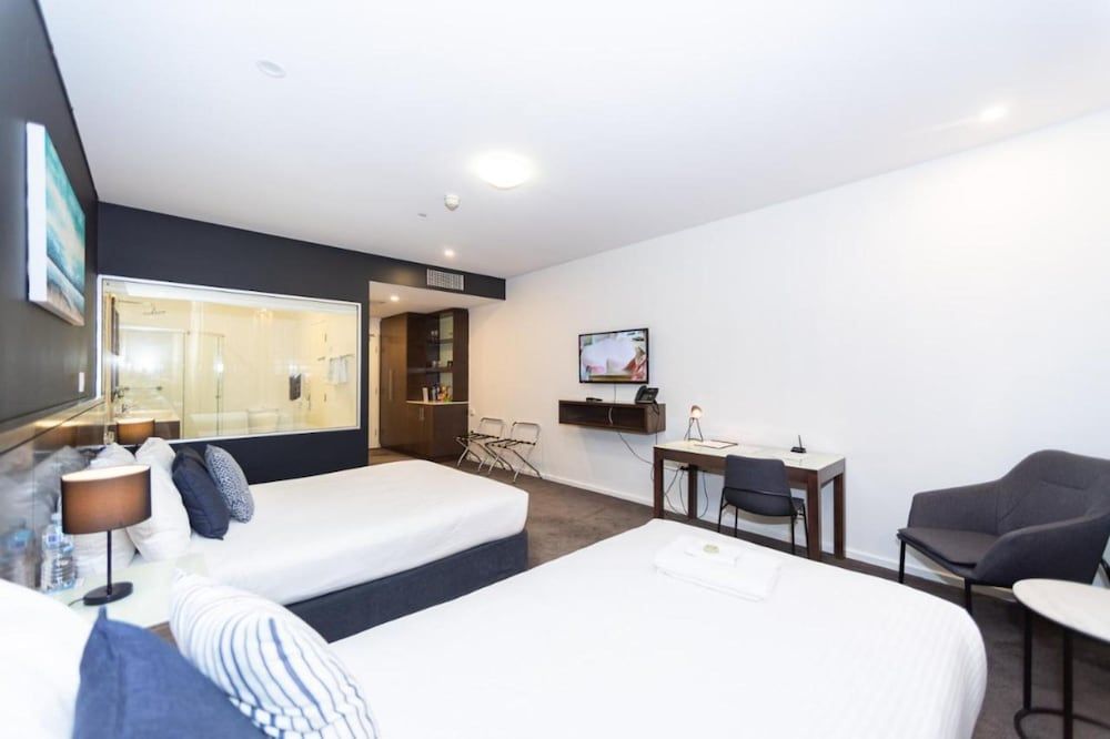 Sfera's Park Suites & Convention Centre Queen Single Spa Suite Parkview 5