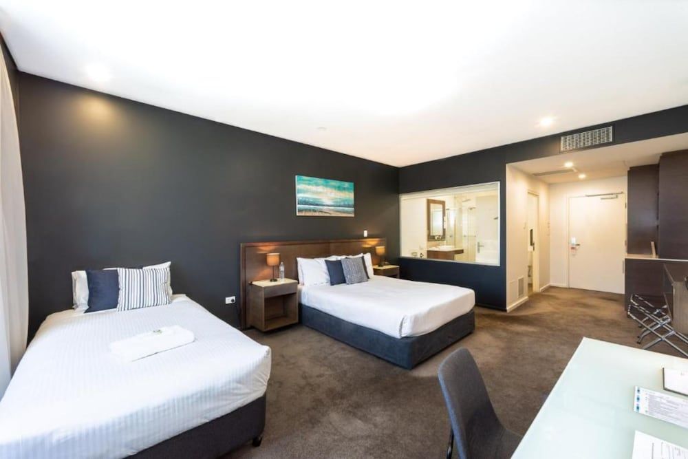 Sfera's Park Suites & Convention Centre Queen Single Spa Suite Parkview 6