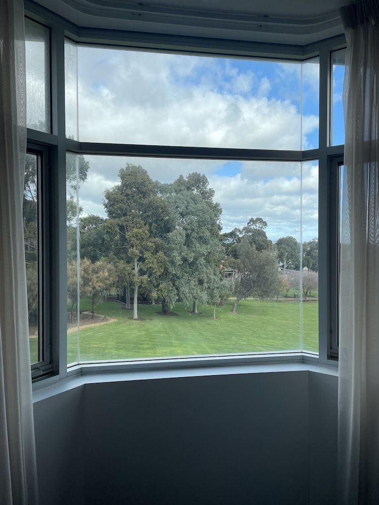 Sfera's Park Suites & Convention Centre Queen Single Spa Suite Parkview 9