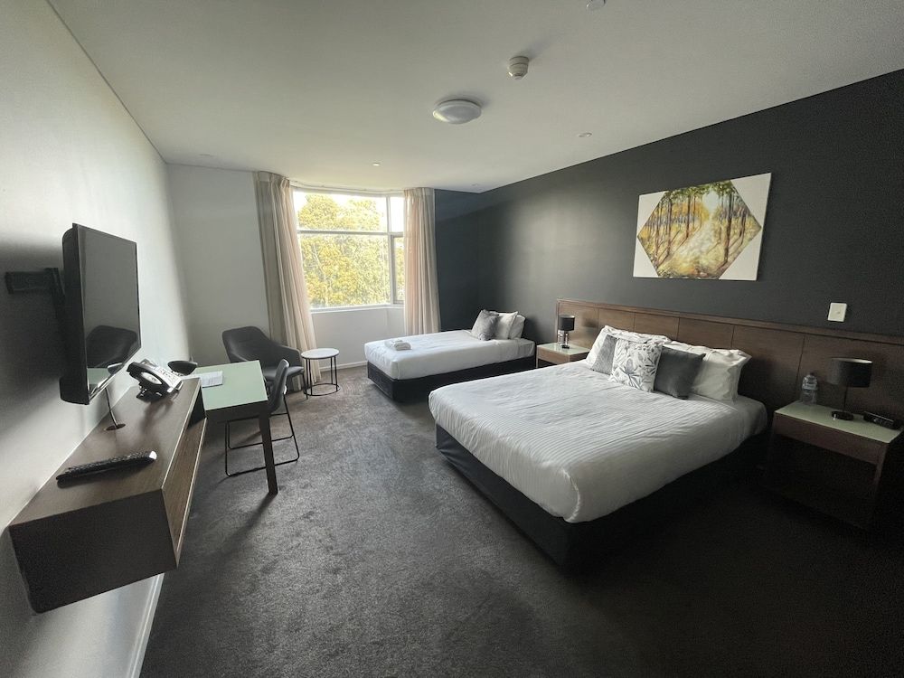 Sfera's Park Suites & Convention Centre Queen Single Spa Suite Parkview