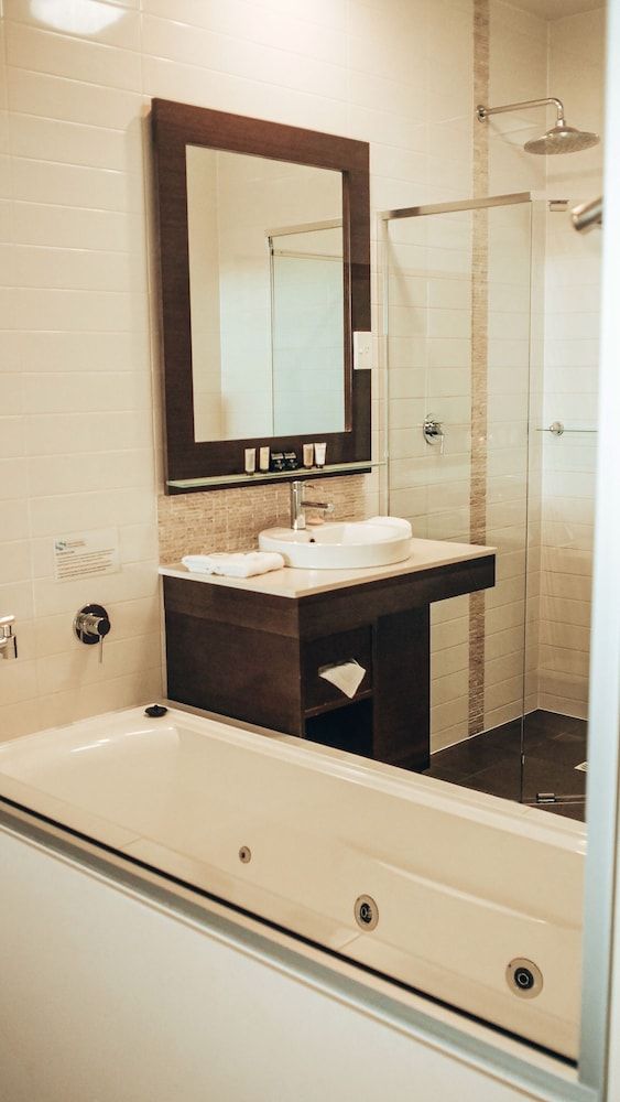 Sfera's Park Suites & Convention Centre Queen Single Spa Suite Parkview 11