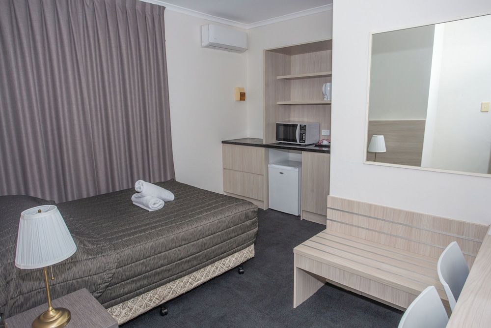 Standard Room, 1 Queen Bed