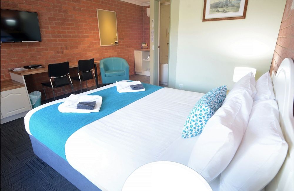 Bendigo Goldfields Motor Inn Deluxe Queen Room with Bath
