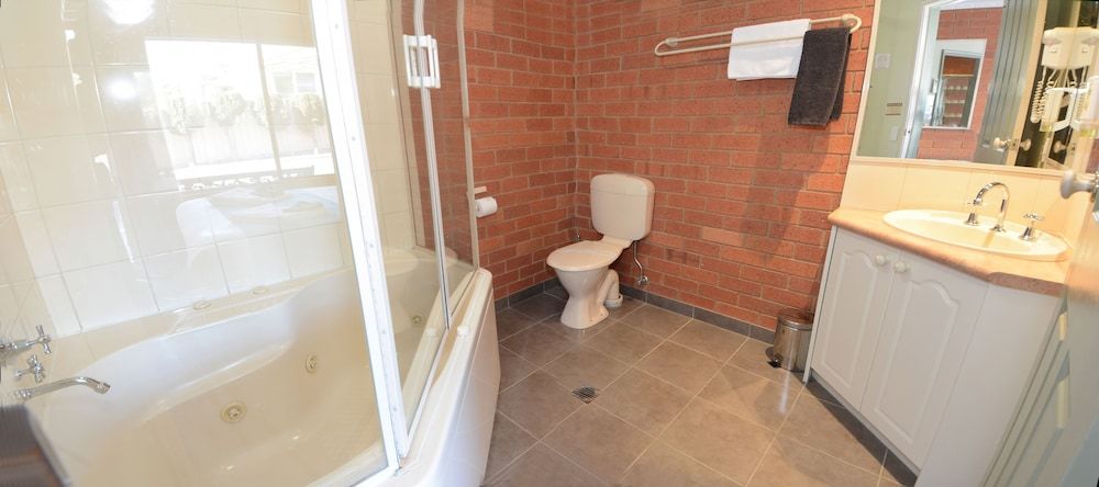 Bendigo Goldfields Motor Inn Deluxe Queen Room with Bath 3