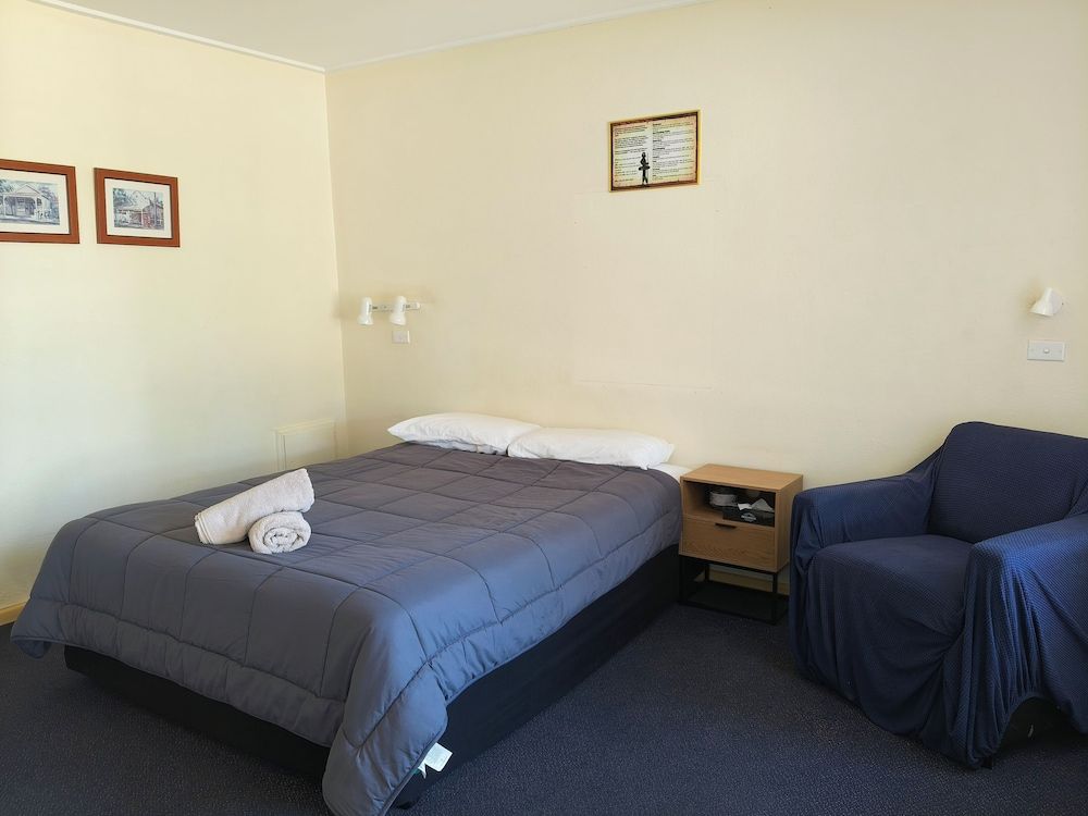 Red Chief Motel Economic Queen 2