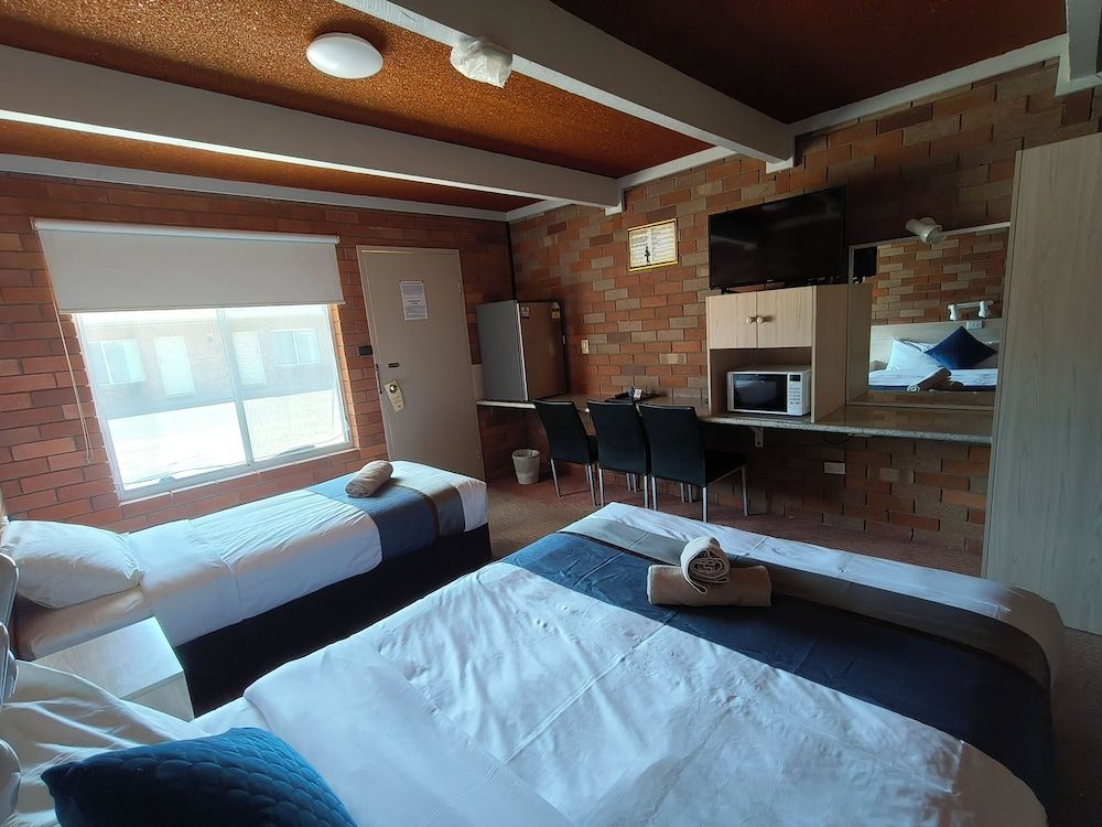 Red Chief Motel Twin 3