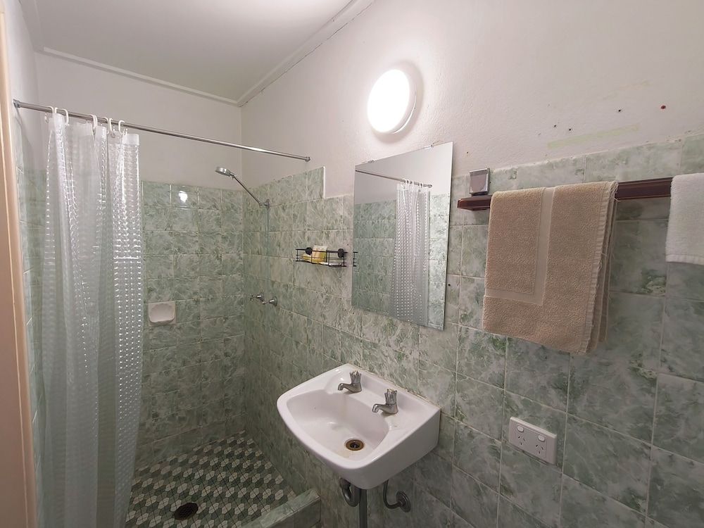 Red Chief Motel Economic Queen 5