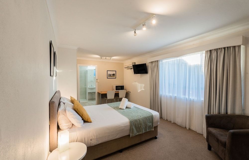 The Henry Parkes Motel Tenterfield Standard Queen 3