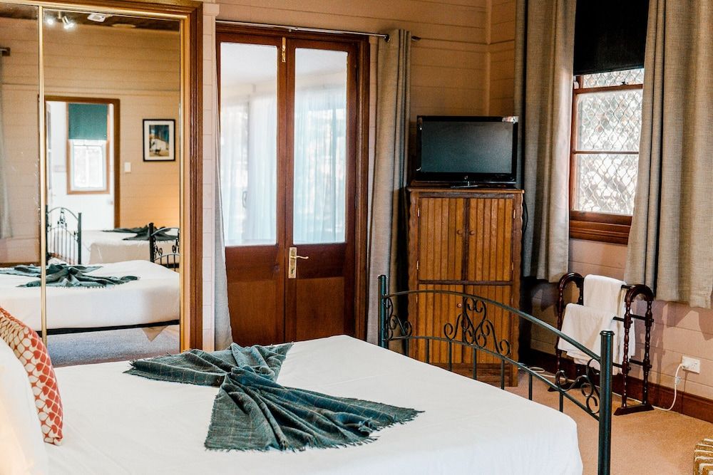 The Henry Parkes Motel Tenterfield Henry's Cottage