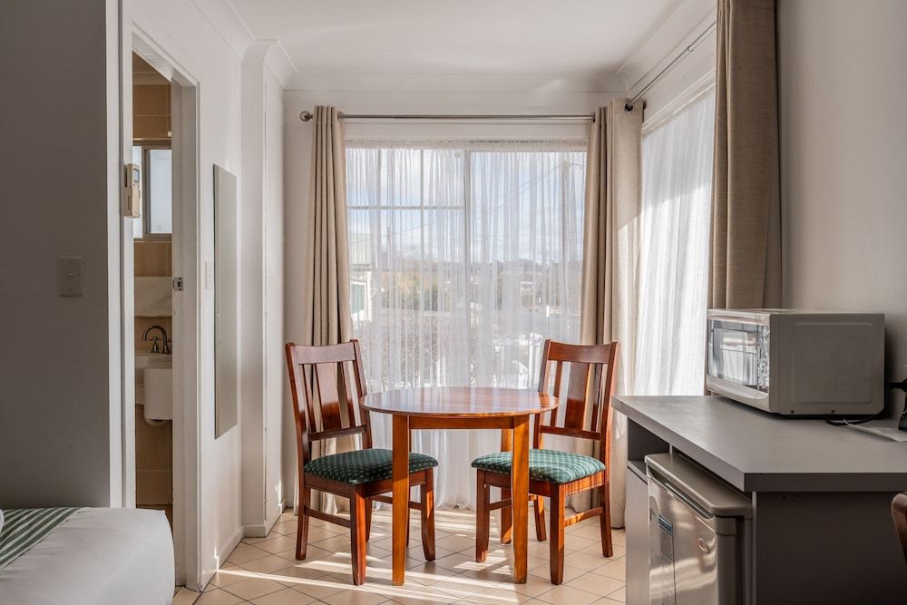 The Henry Parkes Motel Tenterfield Small Family Room 4
