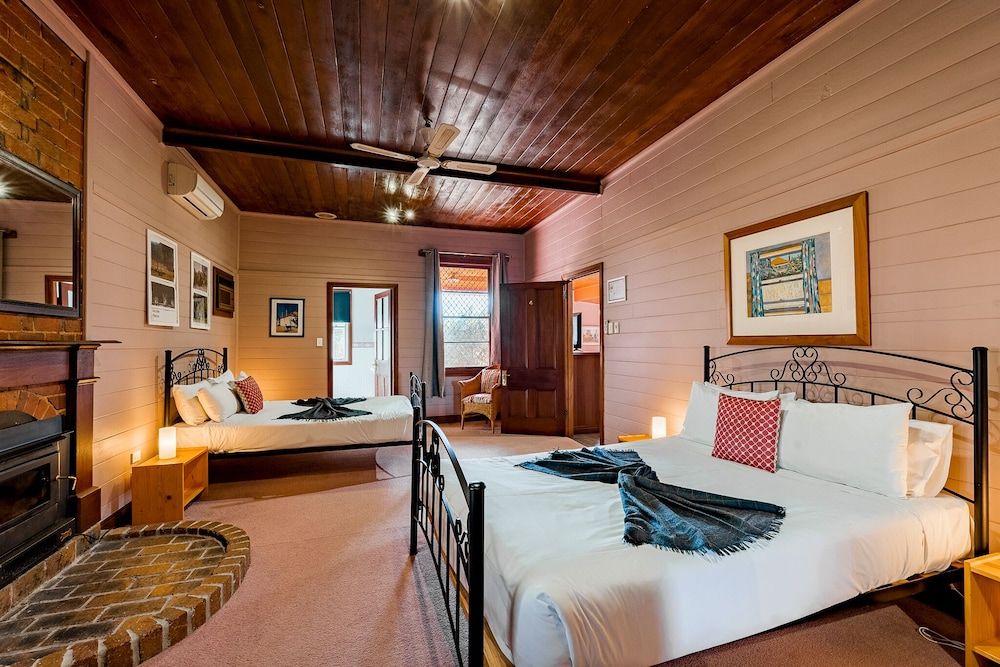 The Henry Parkes Motel Tenterfield Henry's Cottage 3