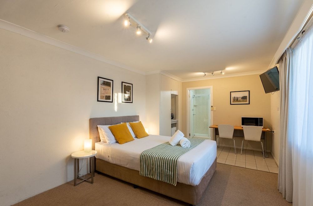 The Henry Parkes Motel Tenterfield Standard Queen 2