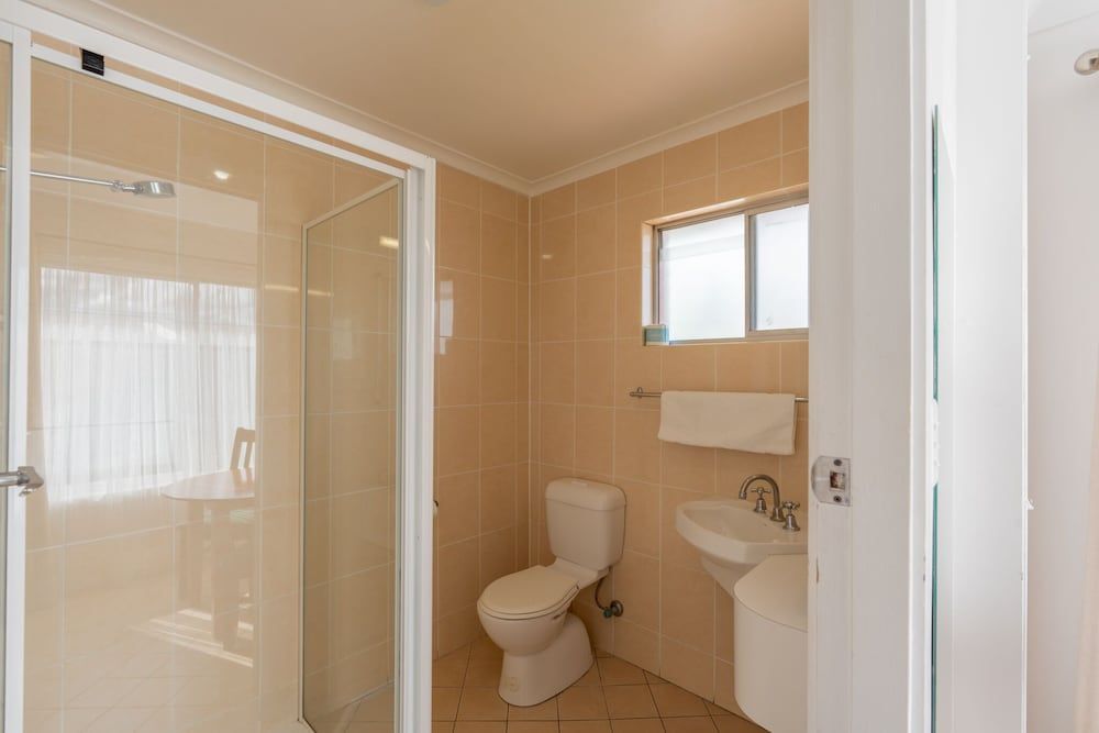 The Henry Parkes Motel Tenterfield Small Family Room 3