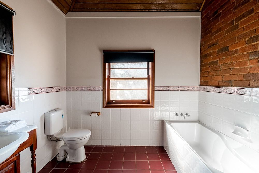 The Henry Parkes Motel Tenterfield Henry's Cottage 4