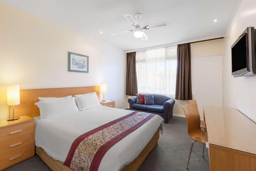 Best Western Governor Gipps Motor Inn Standard Room, 1 Queen Bed, Non Smoking, Microwave 2