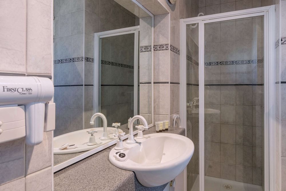 Best Western Governor Gipps Motor Inn Standard Room, 1 Queen Bed, Non Smoking, Microwave 4