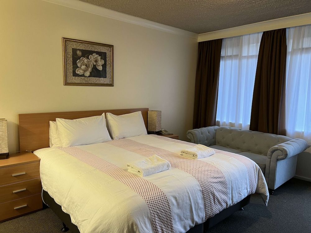 Best Western Governor Gipps Motor Inn Standard Room, 1 King Bed, Non Smoking, Microwave 2